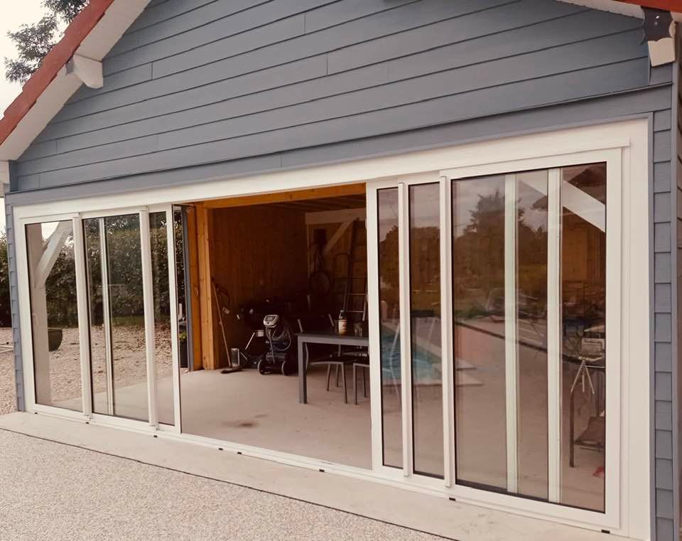 Ouverture en applique devant les jambages installé par TRIHOME Menuiseries à Mervans