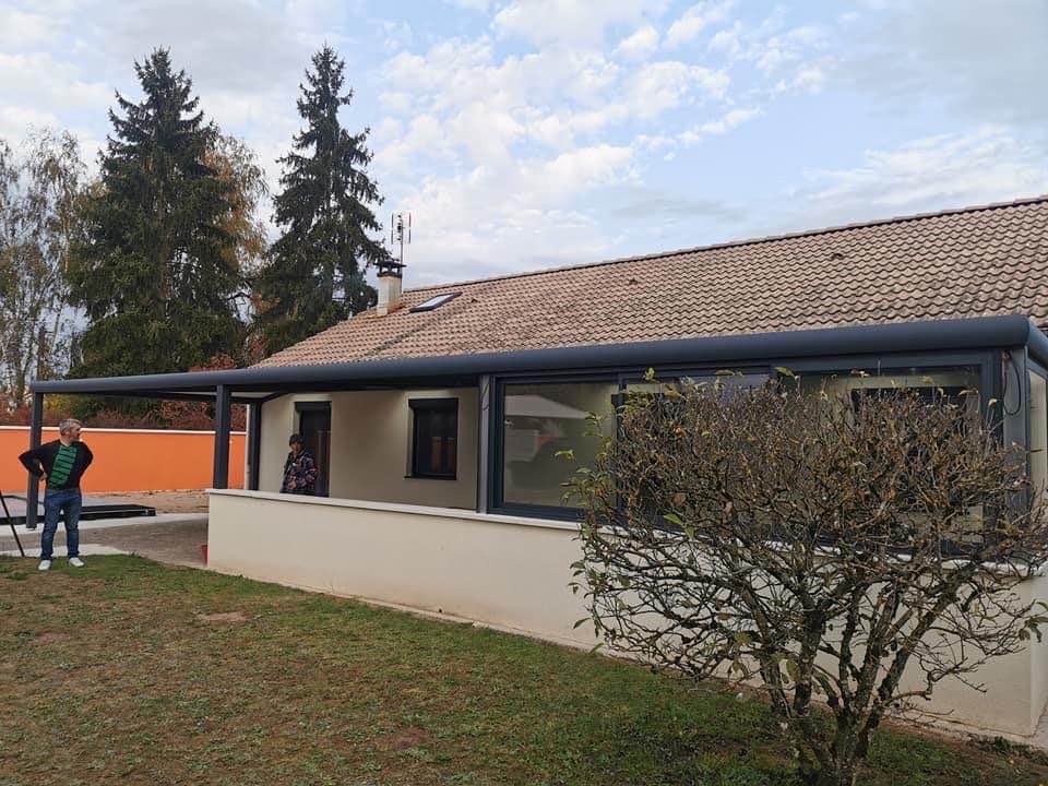 Pergola aluminium Art Home Alu sur mesure installée à Perrigny-sur-l’Ognon par TRIHOME Menuiseries, en Bresse bourguignonne