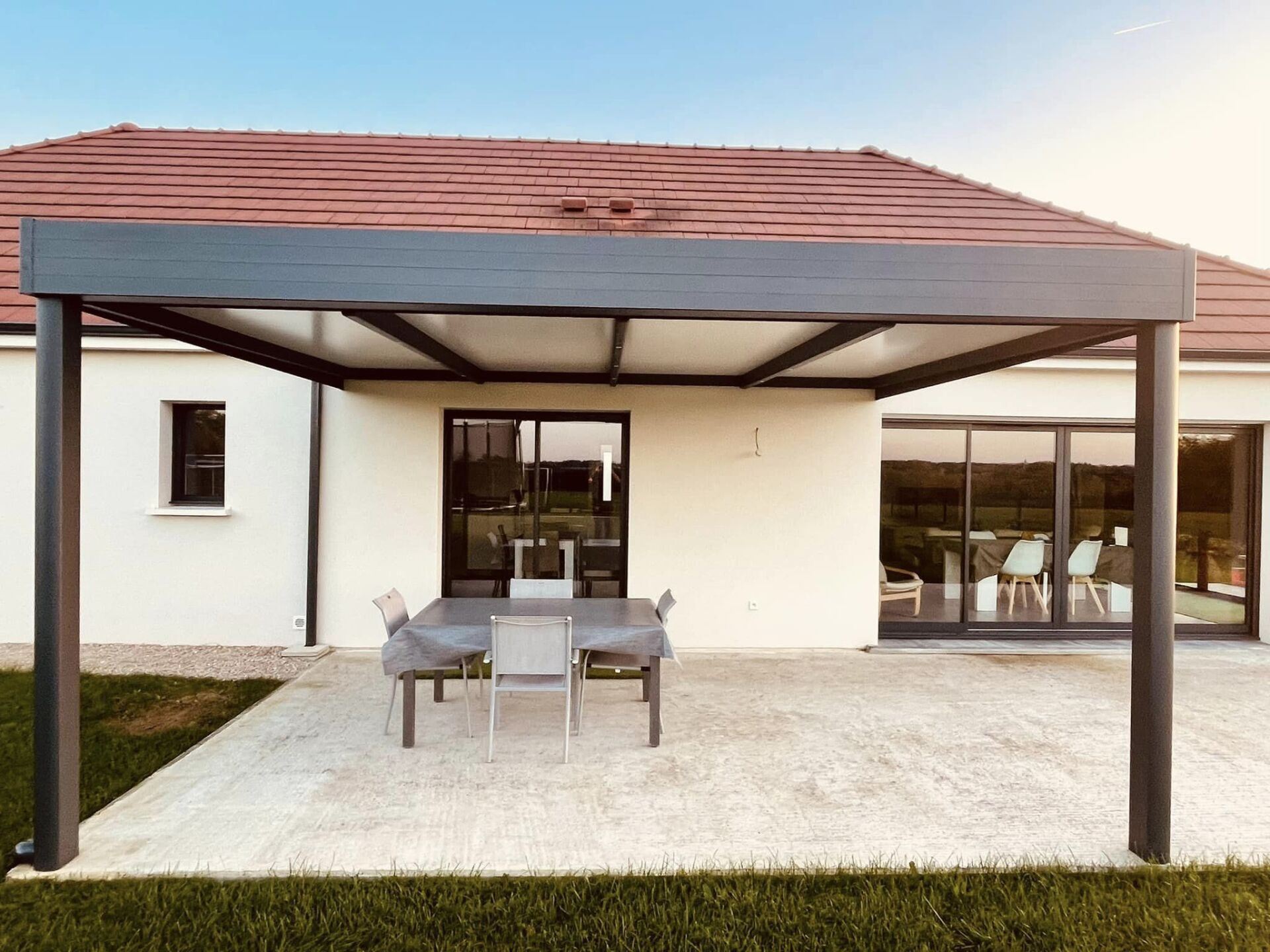Pergola aluminium effet toit plat avec toiture isolante installée par TRIHOME Menuiseries à Louhans en Bresse Louhannaise