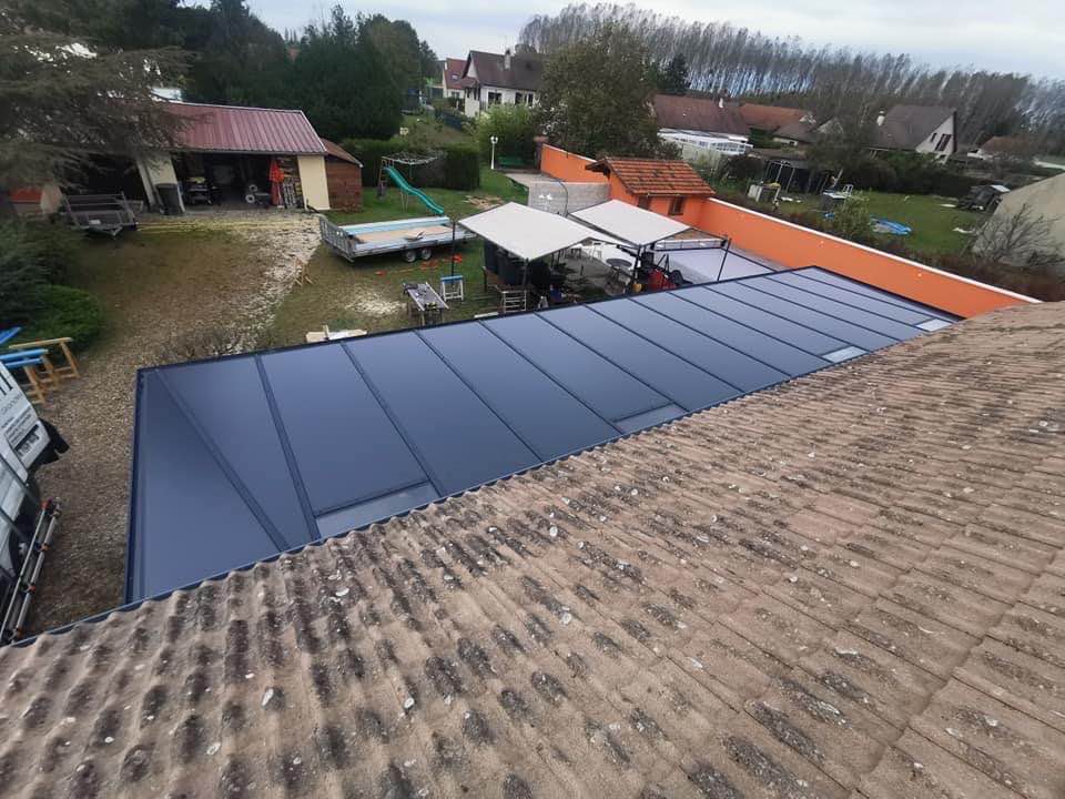 Pergola avec deux puits de lumière en toiture installée par TRIHOME Menuiseries à Perrigny-sur-l’Ognon en Bresse Louhannaise