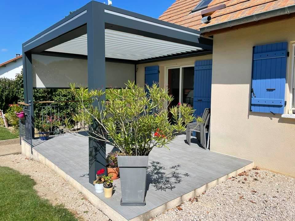Pergola bioclimatique finitions alu brossé installée par TRIHOME Menuiseries à Pierre de Bresse