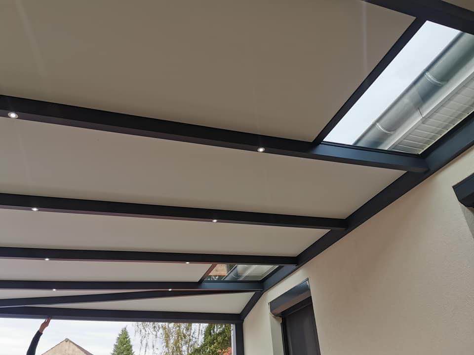 Pergola avec option led et stores zip installée par TRIHOME Menuiseries à Perrigny-sur-l’Ognon