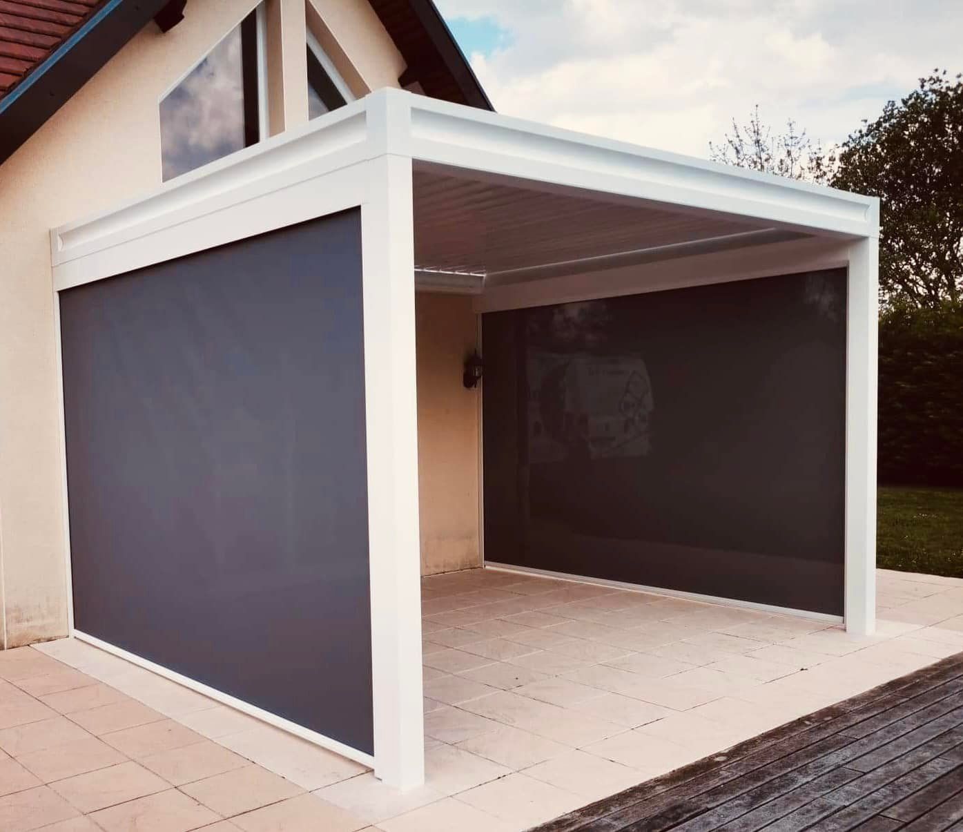 Pergola bioclimatique avec ventilation par lames de toiture installée par TRIHOME Menuiseries à Saint-Germain-du-Bois en Bresse Louhannaise