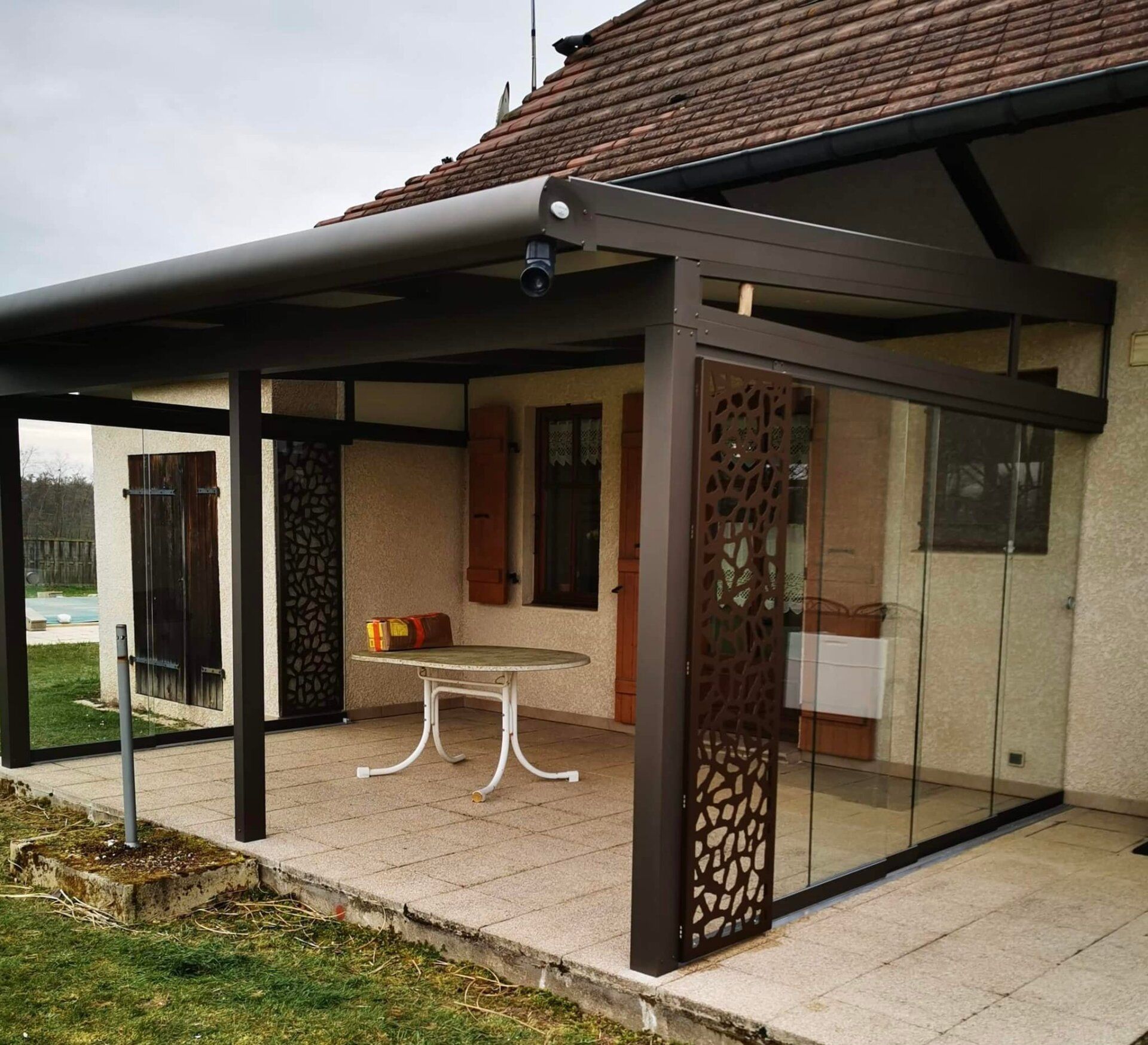 Pergola sur mesure aluminium aux nombreuses options installée à La Chapelle saint saveur par TRIHOME Menuiseries, en Bresse bourguignonne