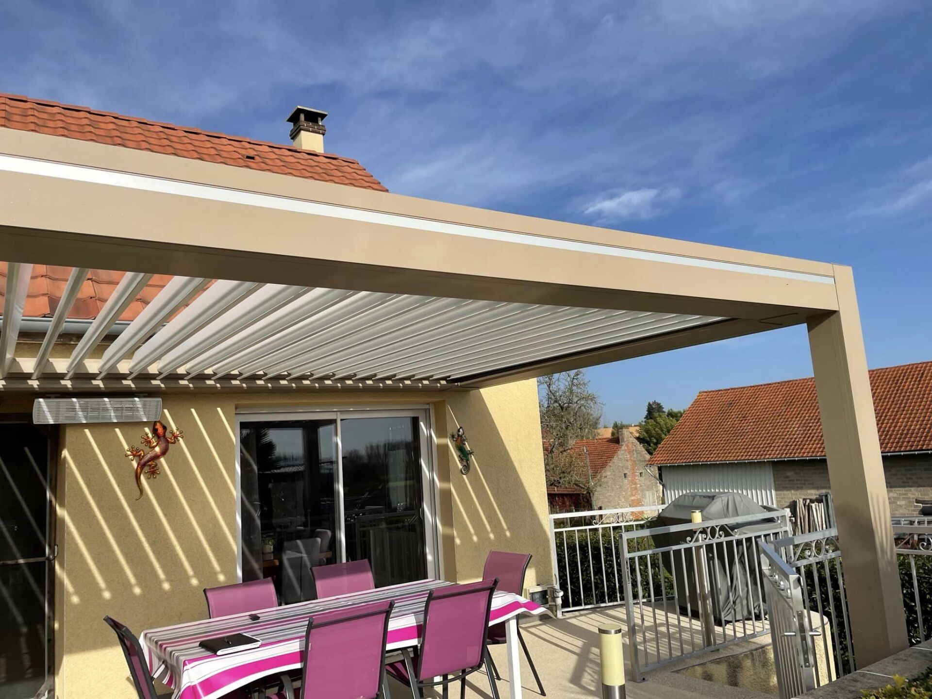 Pergola avec stores motorisés latéraux installée par TRIHOME Menuiseries à Chivre