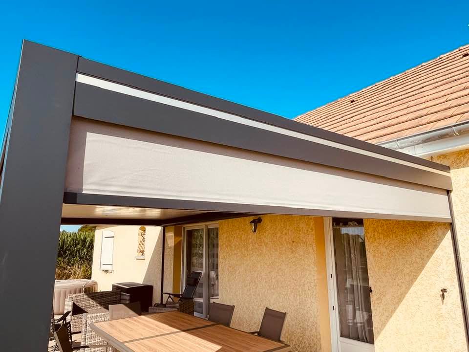 Pergola avec stores motorisés installée par TRIHOME Menuiseries à Saint-Vincent-en-Bresse