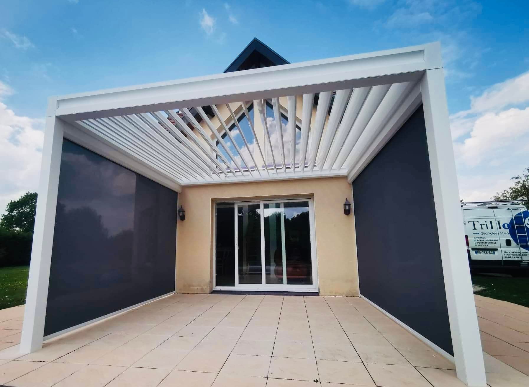 Pergola bioclimatique pour utilisation de terrasse par tous les temps installée par TRIHOME Menuiseries à Saint-Germain-du-Bois