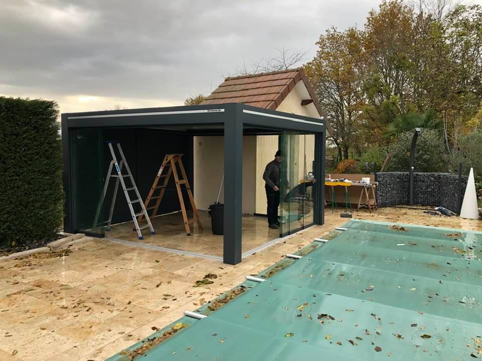 Pergola bioclimatique lux intégral Art Home Alu installée par TRIHOME Menuiseries à Saint-Germain-du-Bois