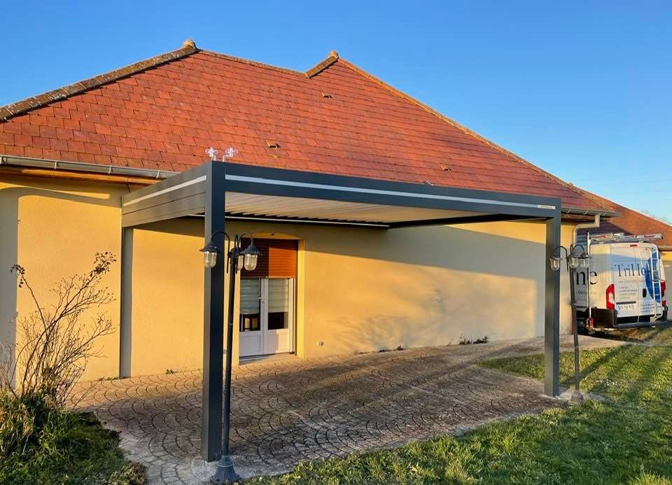 Pergola bioclimatique avec store motorisé installée par TRIHOME Menuiseries à Authumes en Bresse Louhannaise