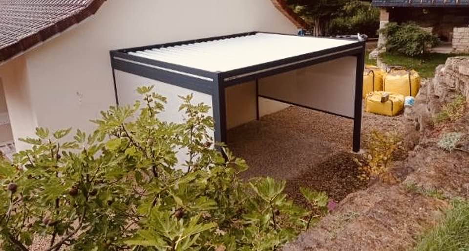 Pergola bioclimatique modèle Ventury installée à Neublans par TRIHOME Menuiseries, en Bresse bourguignonne