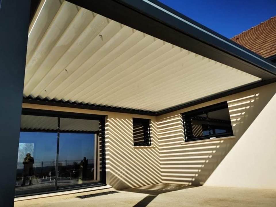 Pergola bioclimatique Lux intégral Art Home Alu installée à Givry par TRIHOME Menuiseries, en Bresse bourguignonne