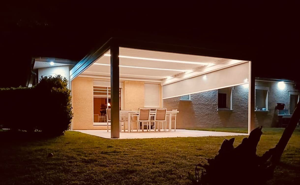 Pergola bioclimatique XXL toutes options installée à Saint-Germain-du-Bois par TRIHOME Menuiseries, en Bresse bourguignonne