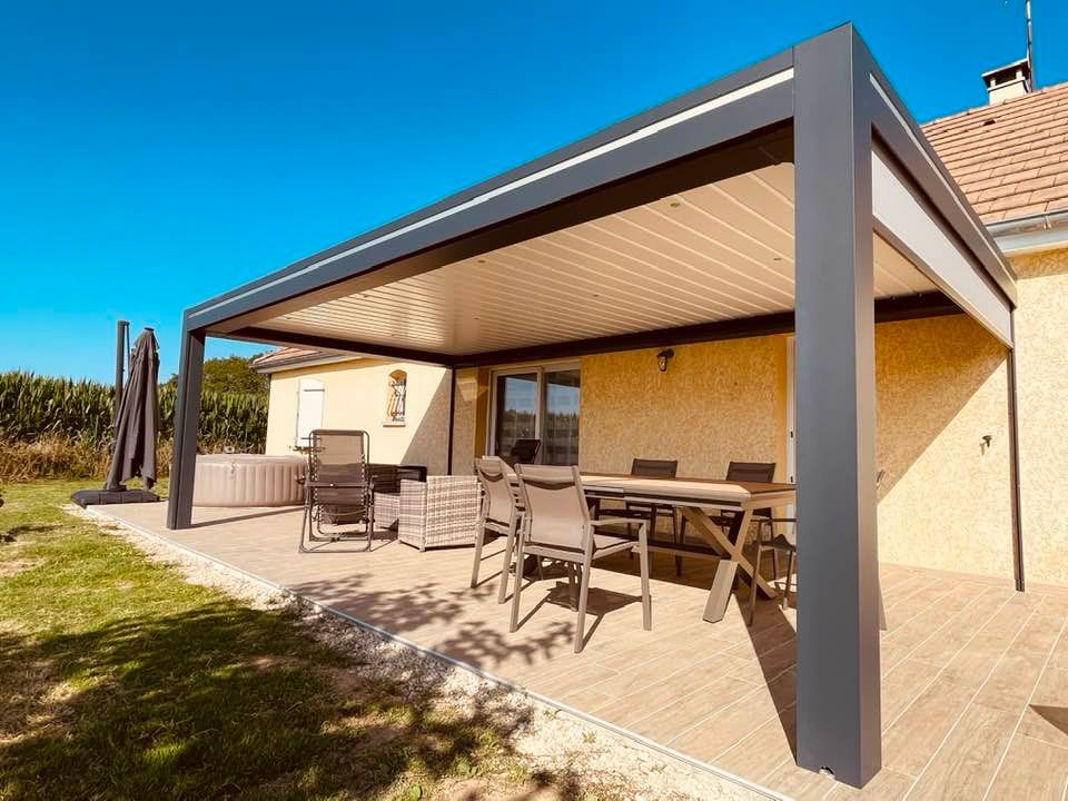 Pergola avec éclairage par spots leds intégrés aux lames installée par TRIHOME Menuiseries à Saint-Vincent-en-Bresse en Bresse Louhannaise