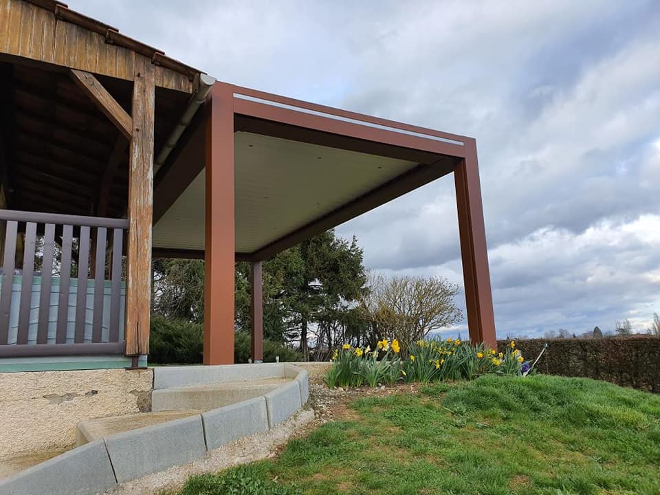 Pergola bioclimatique Art Home Alu installée à Chivres par TRIHOME Menuiseries, en Bresse bourguignonne