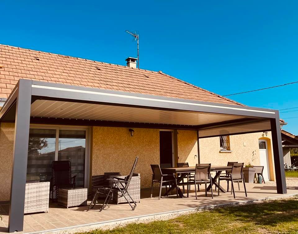 Pergola bioclimatique Art Home Alu installée à Saint-Vincent-en-Bresse par TRIHOME Menuiseries, en Bresse bourguignonne
