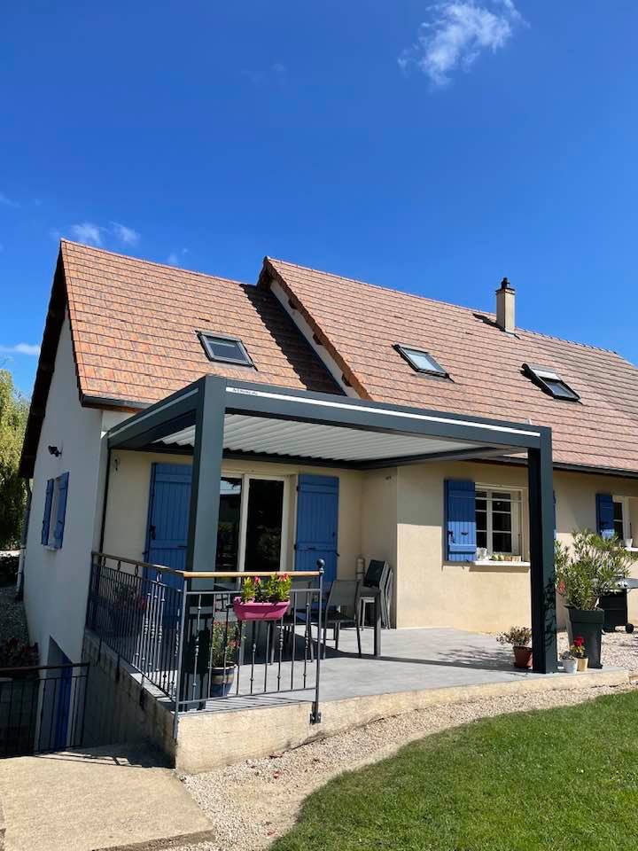 Pergola bioclimatique art home alu 100% évolutive installée à Pierre de Bresse par TRIHOME Menuiseries, en Bresse bourguignonne