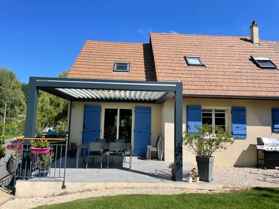 Pergola Art Home Alu lux intégral avec options installée par TRIHOME Menuiseries à Pierre de Bresse en en Bresse Louhannaise
