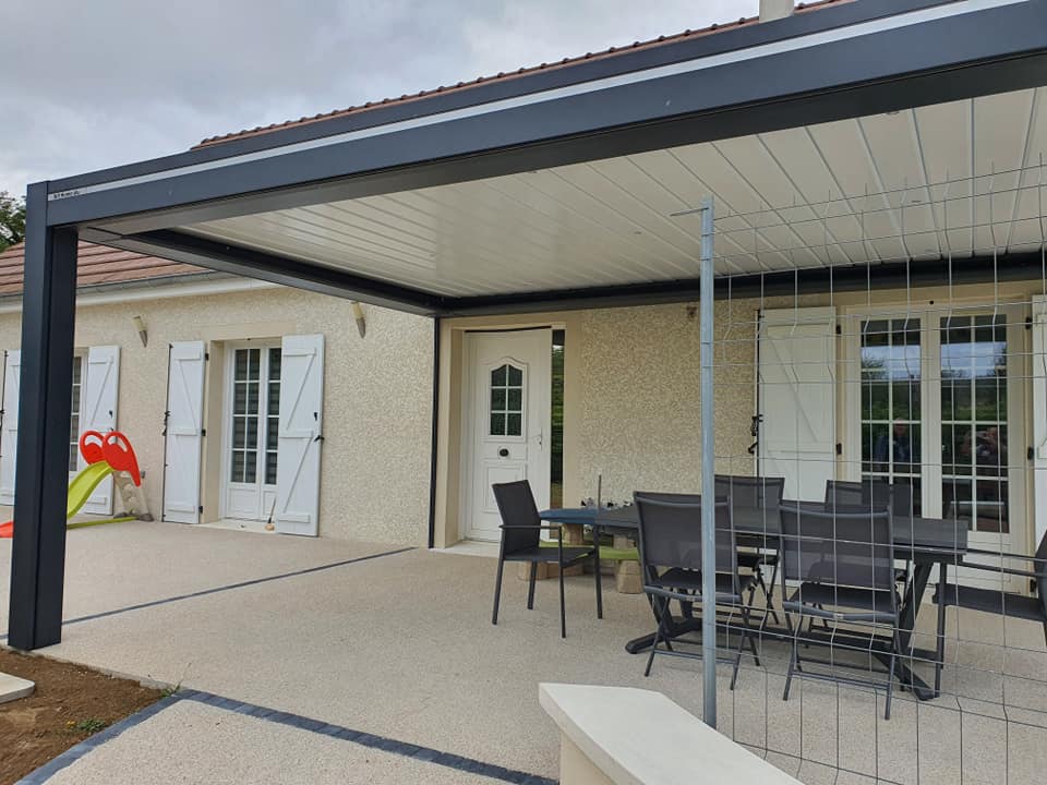 Pergola bioclimatique Art Home Alu installée par TRIHOME Menuiseries à Champvans en en Bresse Louhannaise