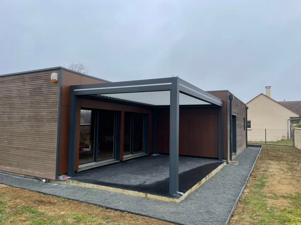 Pergola bioclimatique toutes options installée par TRIHOME Menuiseries à Boncourt le Bois en Bresse Louhannaise