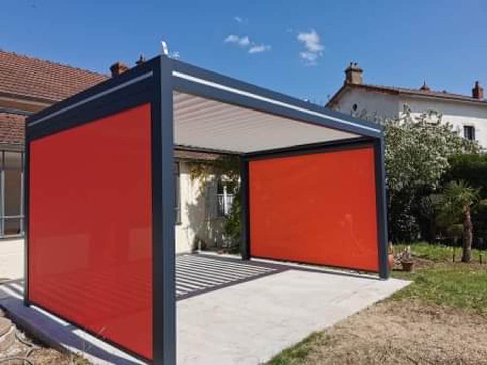 Pergola bioclimatique Art Home Alu modèle Ventury installée par TRIHOME Menuiseries à Louhans
