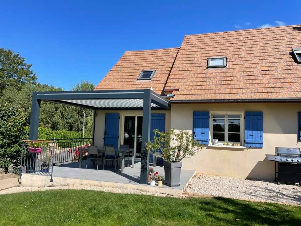 Pergola bioclimatique art home alu 100% évolutive installée à Pierre de Bresse par TRIHOME Menuiseries, en Bresse bourguignonne