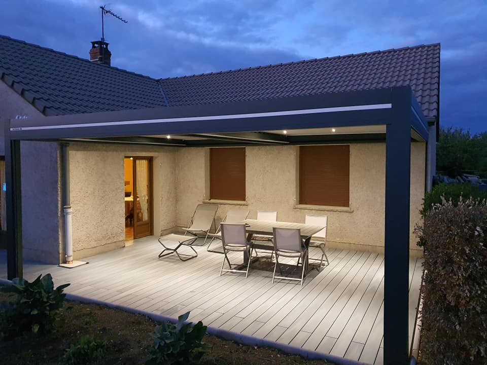 Pergola bioclimatique doubles modules indépendants installée à Chatenoy-le-Royal par TRIHOME Menuiseries, en Bresse bourguignonne