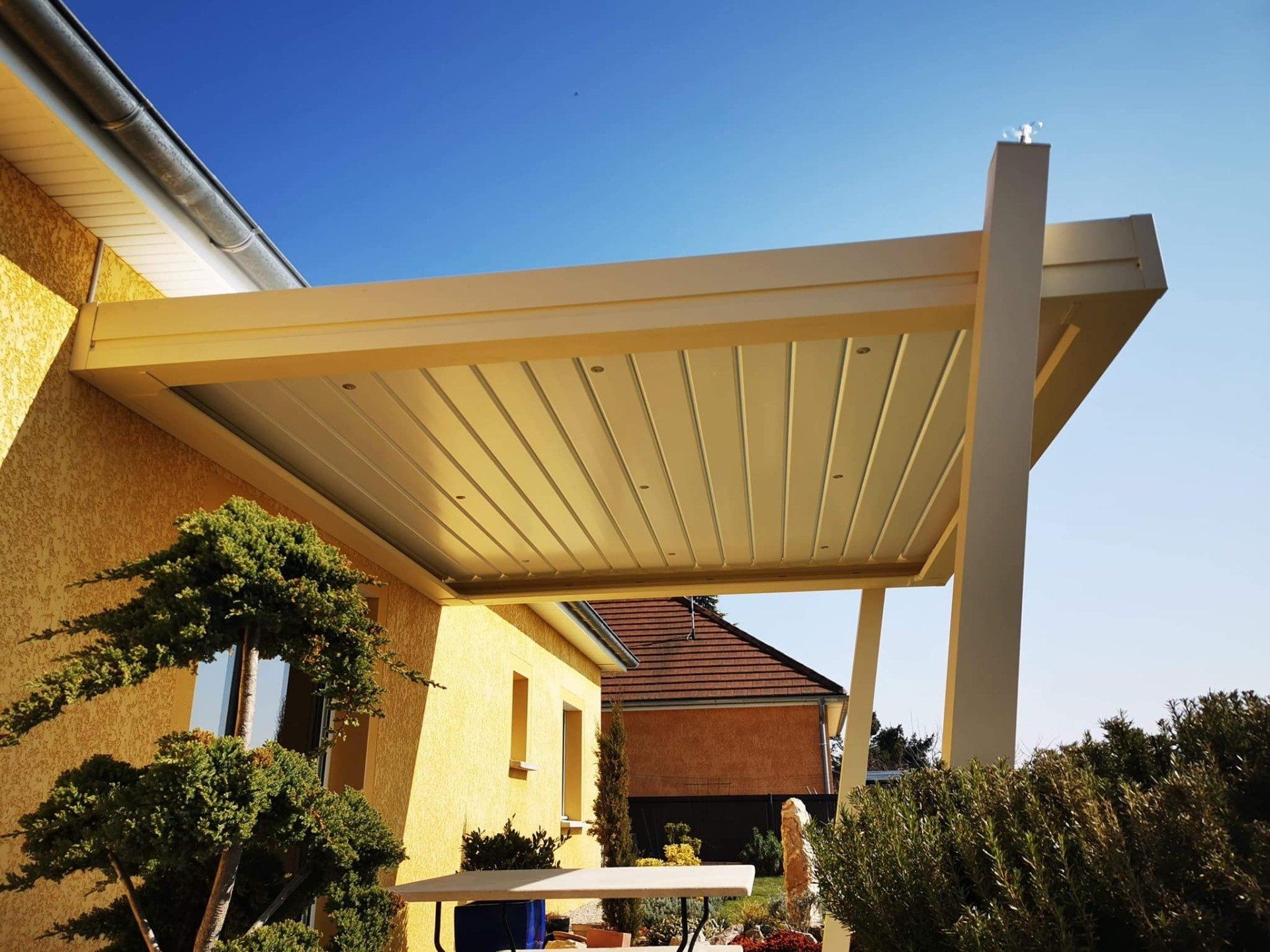 toute nouvelle pergola bioclimatique gamme Design Art Home Alu sur mesure installée par TRIHOME Menuiseries à Branges