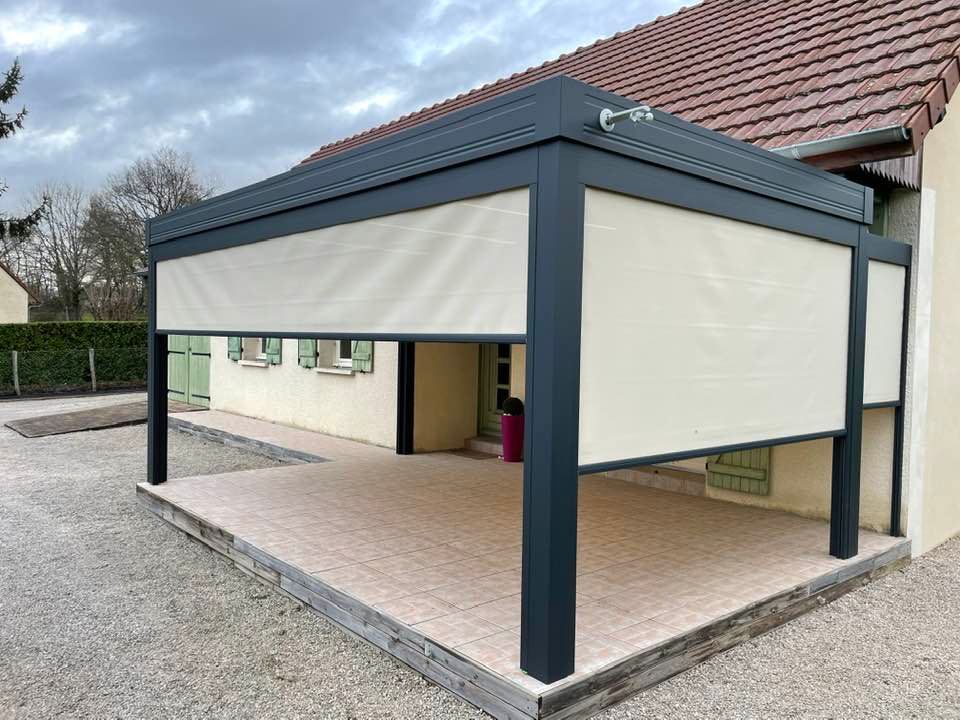 Pergola bioclimatique dimensions sur mesure installée par TRIHOME Menuiseries à Vincelles
