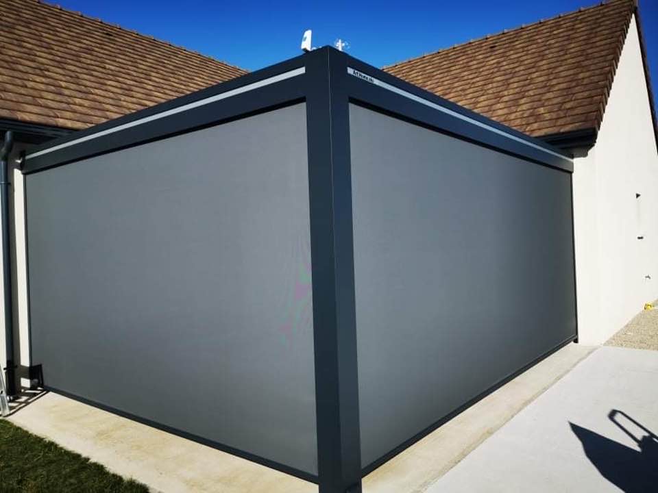 Pergola bioclimatique avec détecteur de vent et de pluie installée par TRIHOME Menuiseries à Givry