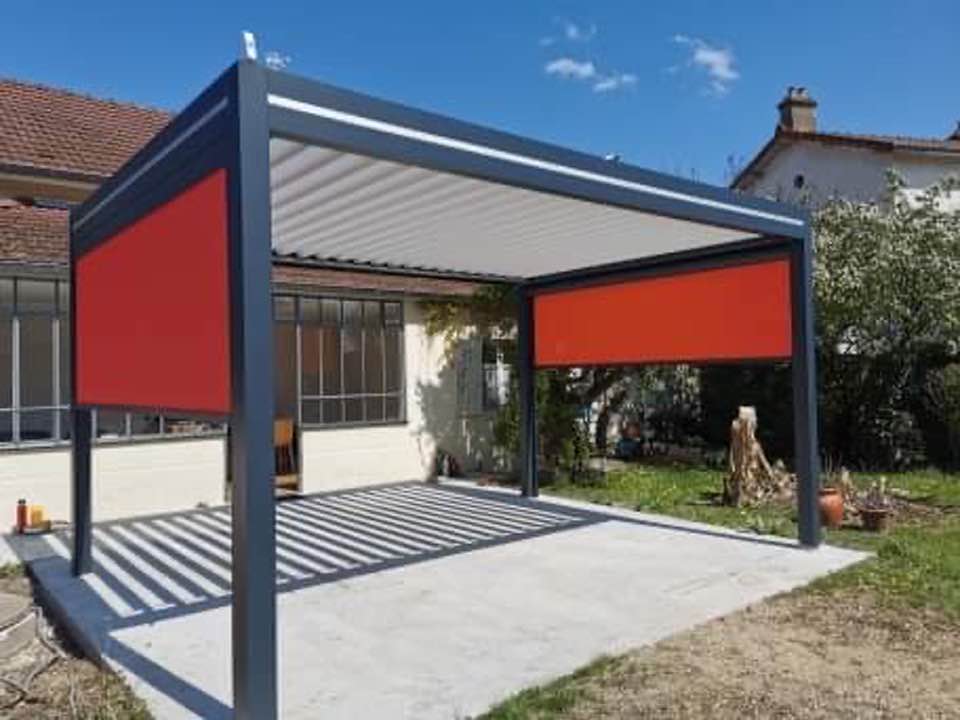 Pergola bioclimatique pleine de peps installée à Louhans par TRIHOME Menuiseries, en Bresse bourguignonne