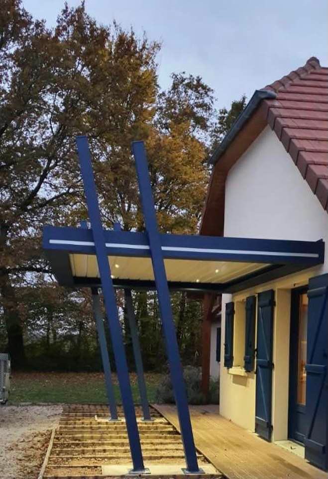 Pergola bioclimatique option leds intégrées aux lames installée par TRIHOME Menuiseries à Serley