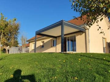 Pergola bioclimatique avec options installée par TRIHOME Menuiseries à Saint Usuge