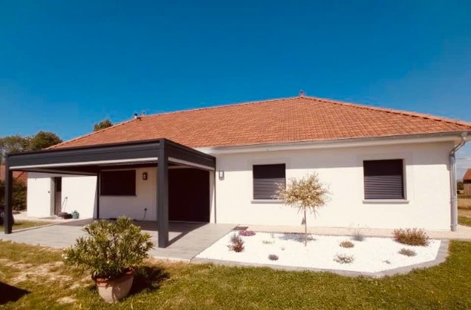 Pergola bioclimatique dimensions XXL instalée à Louhans par TRIHOME Menuiseries, en Bresse bourguignonne