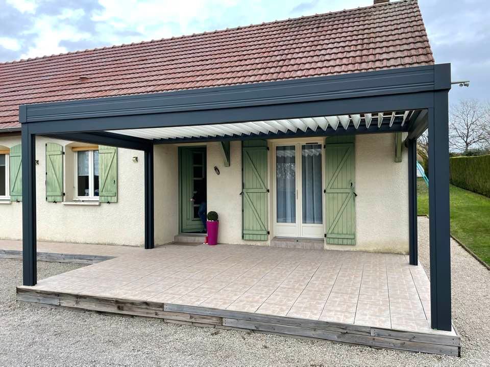 Pergola bioclimatique avec stores motorisés installée par TRIHOME Menuiseries à Vincelles en Bresse Louhannaise