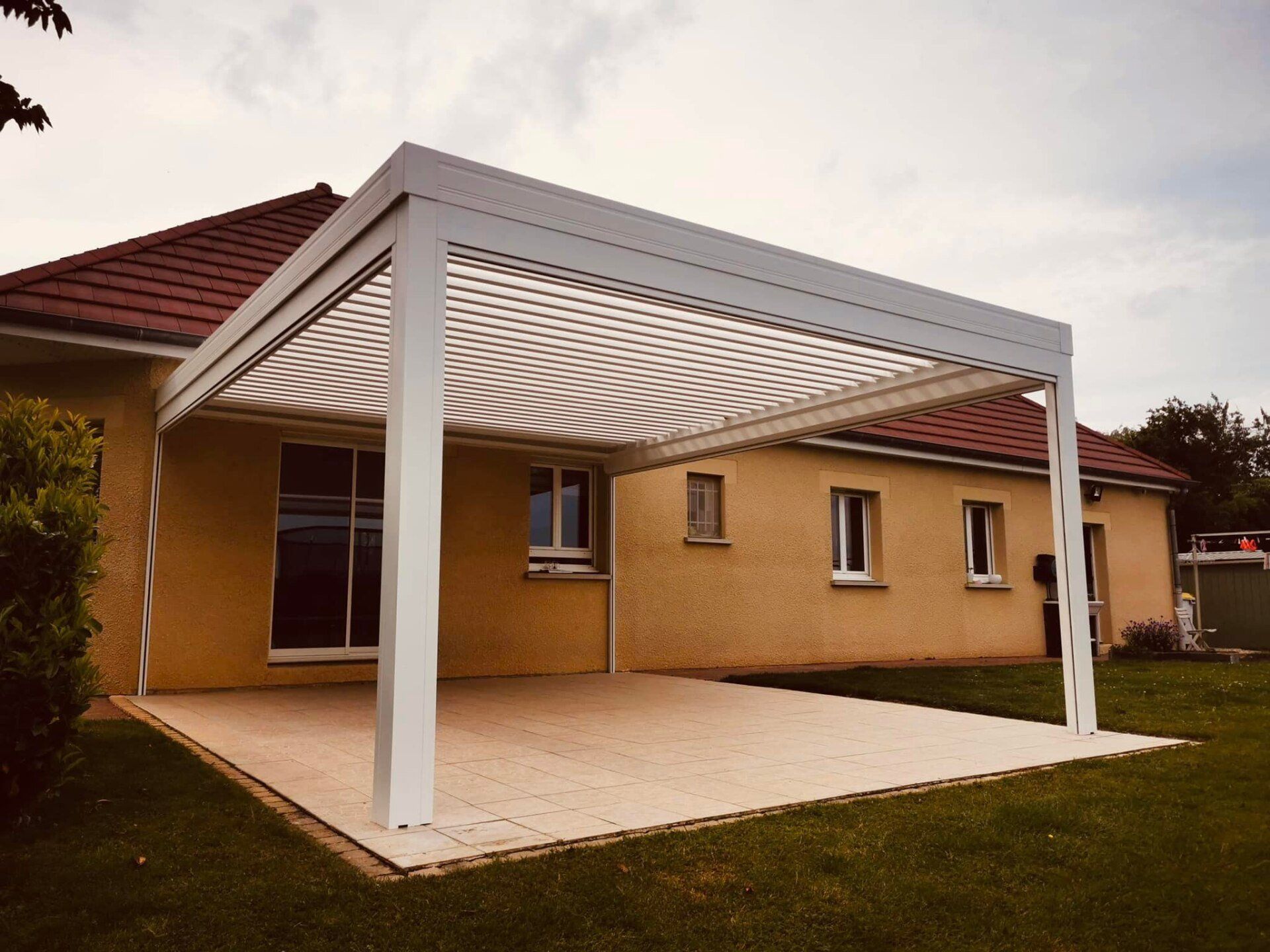 Pergola bioclimatique avec lames doubles parois installée par TRIHOME Menuiseries à Saint-Germain-du-Bois en Bresse Louhannaise