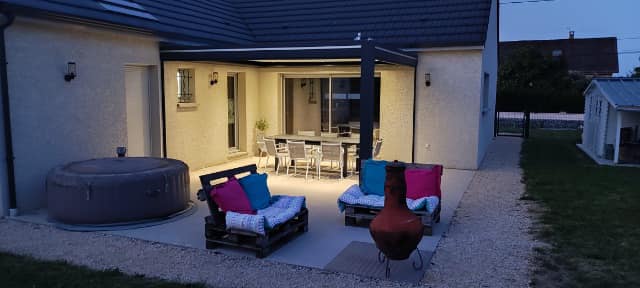 Pergola en version double attenante avec un seul poteau installée par TRIHOME Menuiseries à Bligny-lès-Beaunes en Bresse Louhannaise