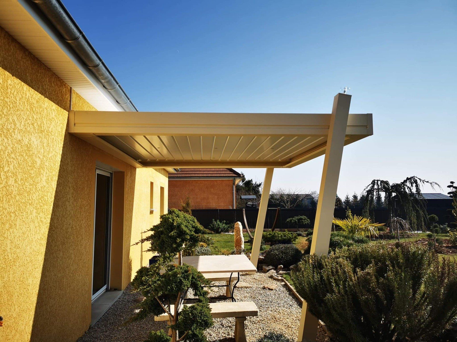pergola bioclimatique gamme Design Art Home Alu installée à Branges par TRIHOME Menuiseries, en Bresse bourguignonne