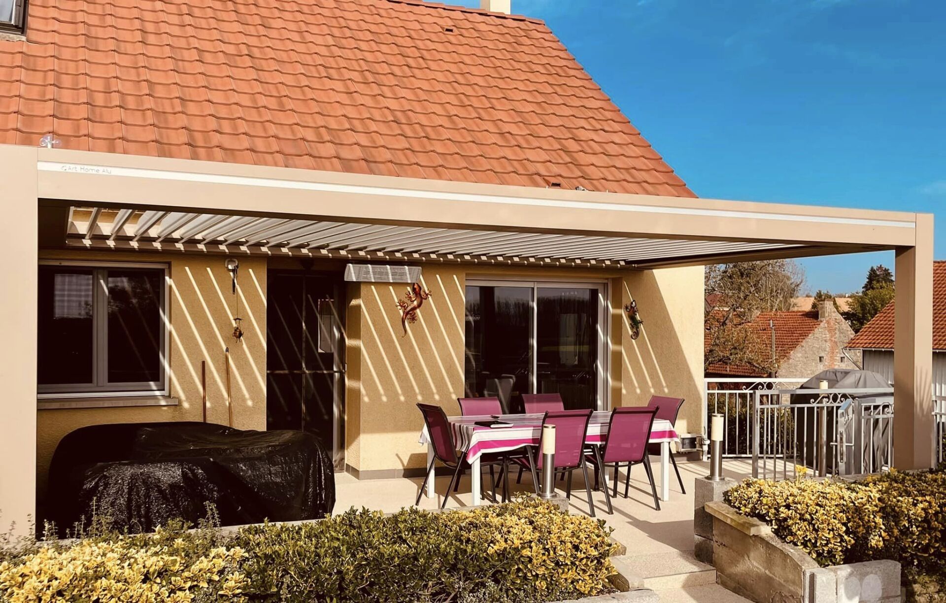 Pergola version lux intégral d’Art Home Alu installée par TRIHOME Menuiseries à Chivre en Bresse Louhannaise