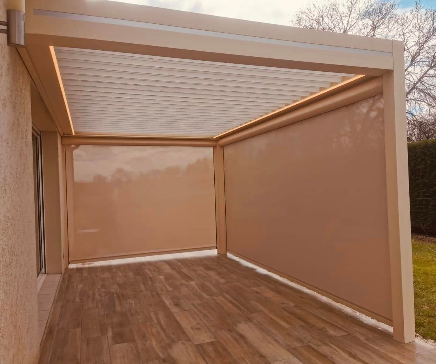 Pergola bioclimatique teinte ton pierre RAL 1015 installée par TRIHOME Menuiseries à Villlegaudin en Bresse Louhannaise