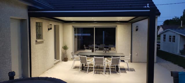 Pergola bioclimatique lux intégral installée à Bligny-lès-Beaunes par TRIHOME Menuiseries, en Bresse bourguignonne
