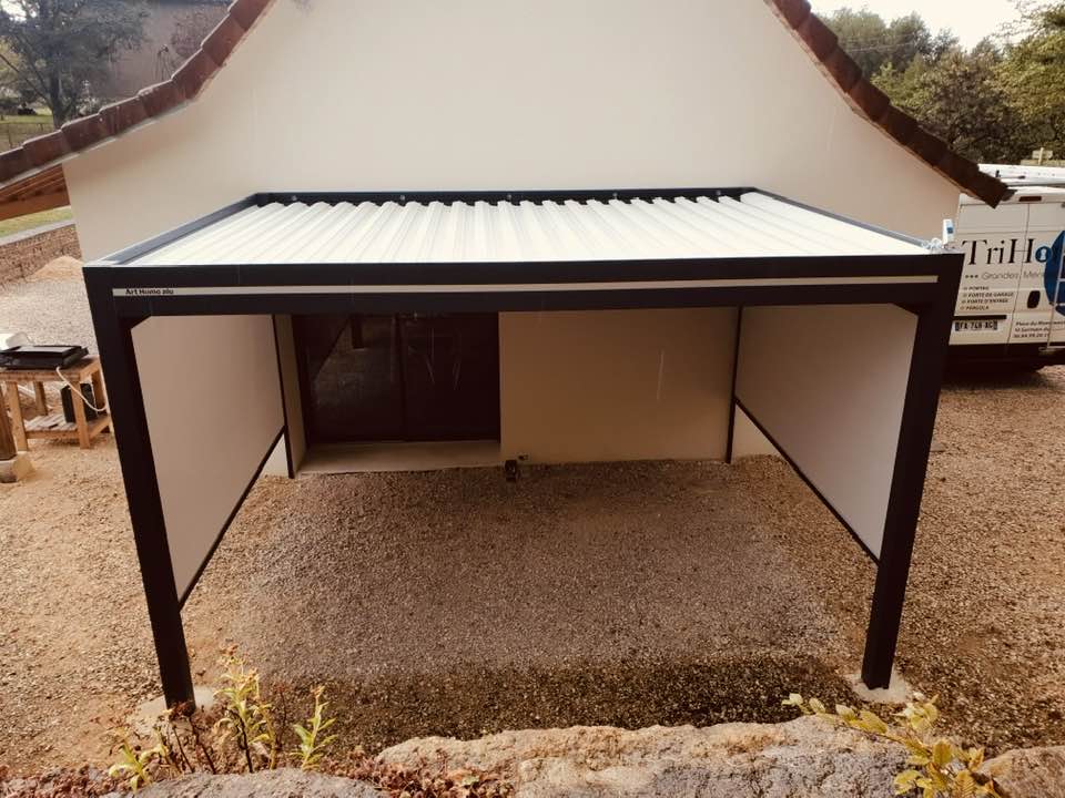 Pergola bioclimatique Art Home Alu installée par TRIHOME Menuiseries à Neublans en Bresse Louhannaise