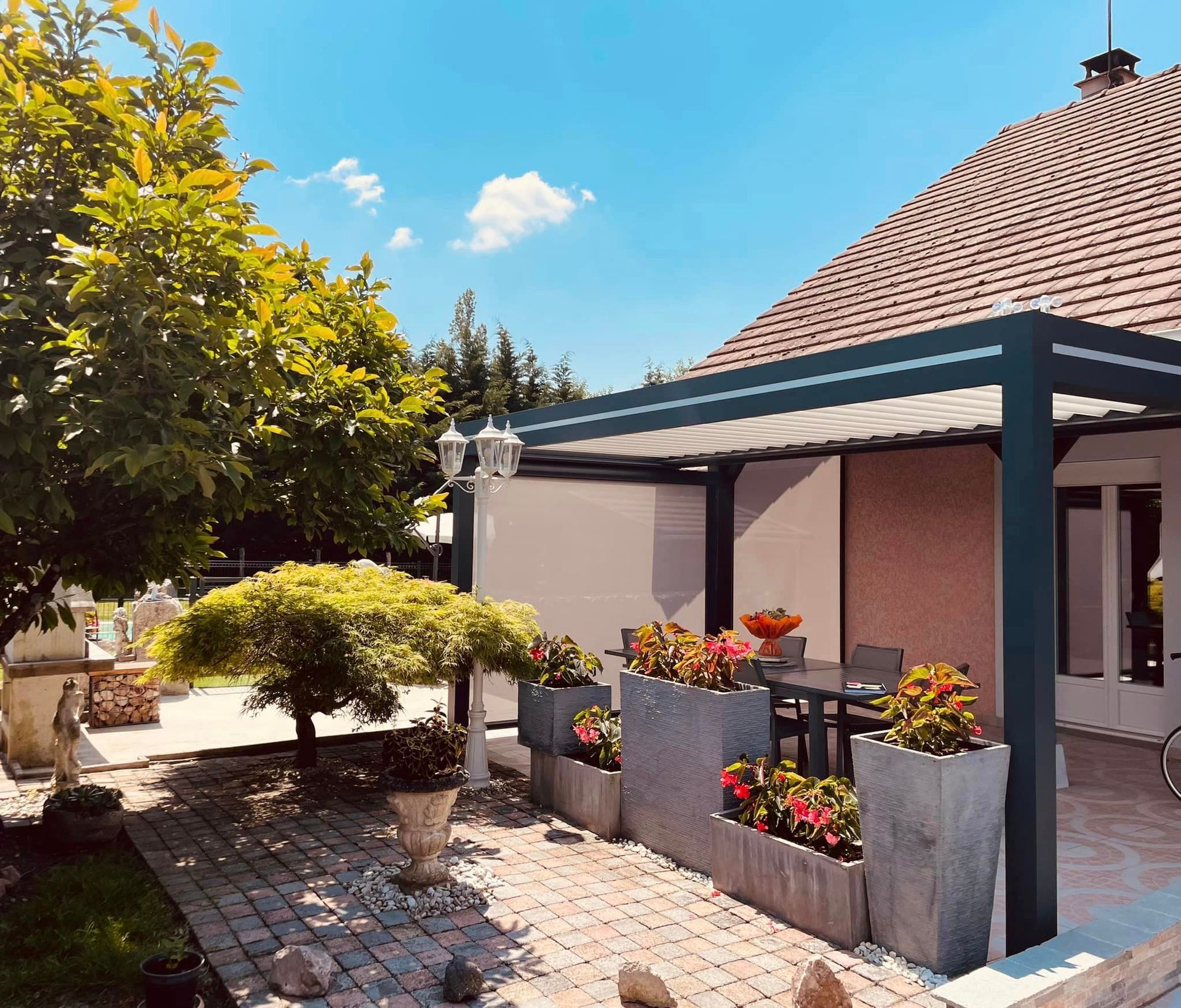 Pergola bioclimatique modèle ventury Art Home installé à Saint-Usuge par TRIHOME Menuiseries, en Bresse bourguignonne