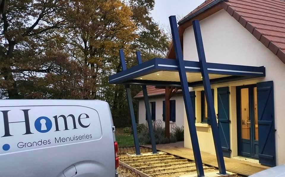 Pergola bioclimatique teinte sur mesure installée par TRIHOME Menuiseries à Serley en Bresse Louhannaise