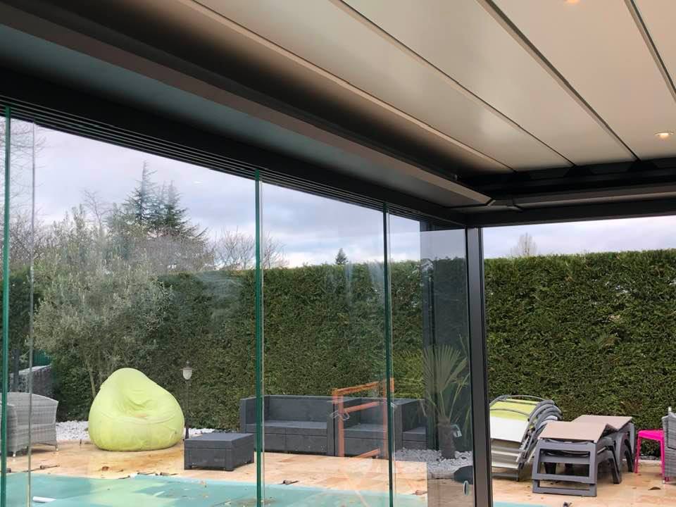 Pergola bioclimatique Art Home Alu gamme lux intégral installée par TRIHOME Menuiseries à Saint-Germain-du-Bois
