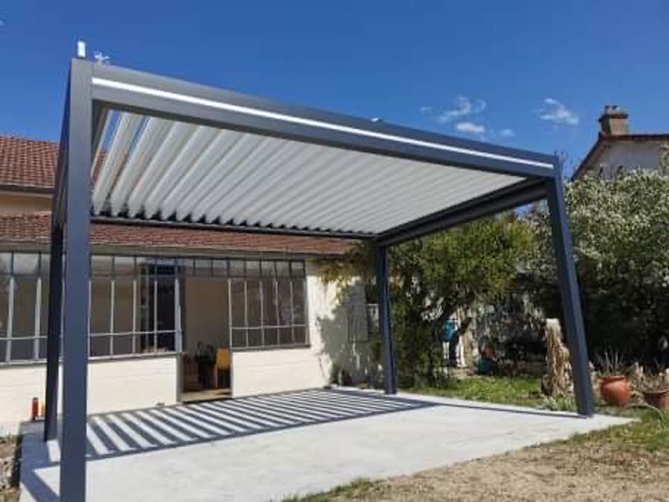 Pergola bioclimatique avec deux stores zip installée par TRIHOME Menuiseries à Louhans en Bresse Louhannaise
