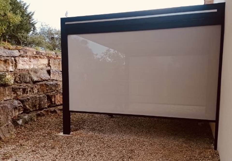 Pergola avec option éclairage leds et store latéraux installée par TRIHOME Menuiseries à Neublans