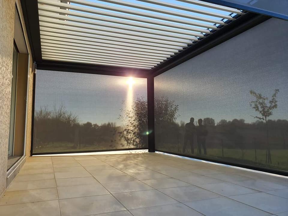 Pergola bioclimatique lames orientables motorisées installée à Saint Usuge par TRIHOME Menuiseries, en Bresse bourguignonne
