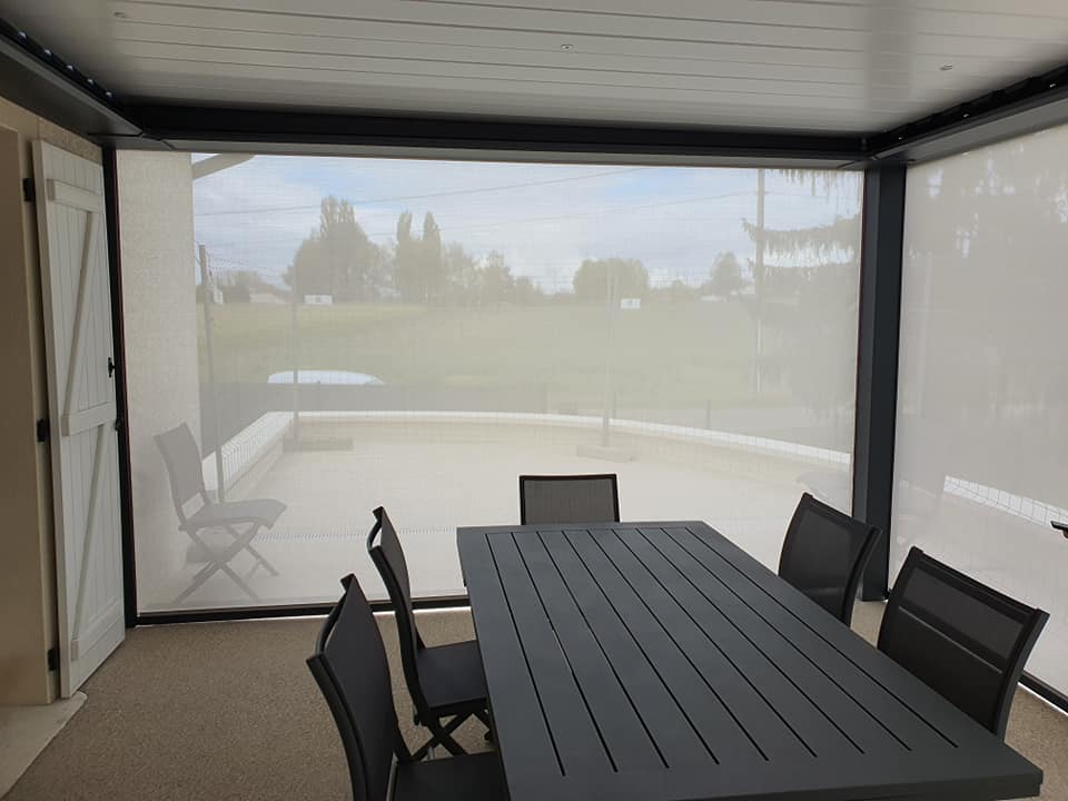 Pergola bioclimatique Art Home Alu gamme lux intégral installée par TRIHOME Menuiseries à Champvans