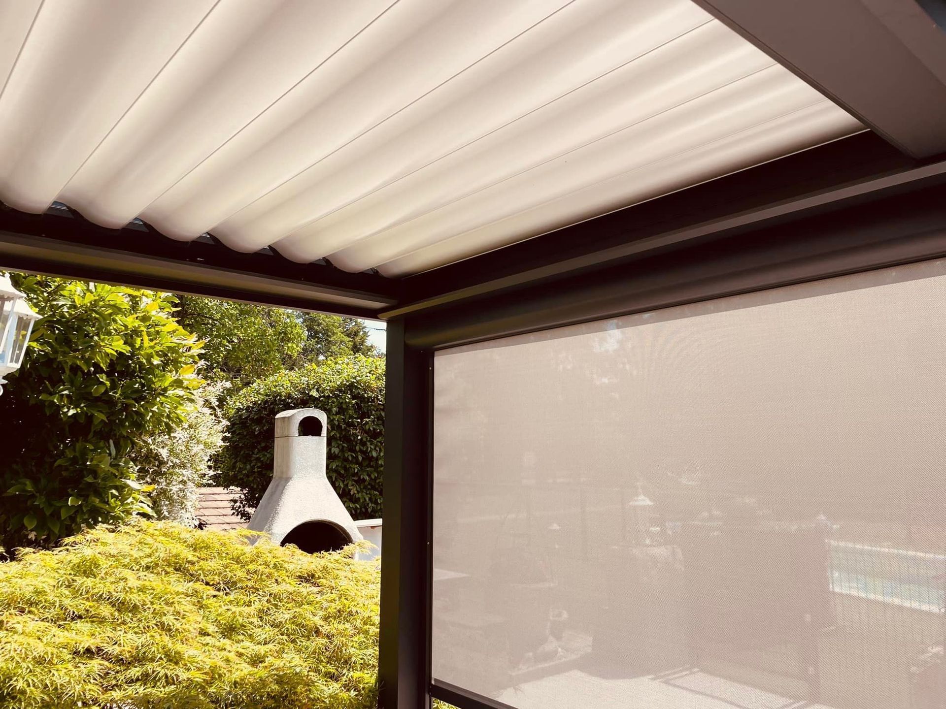 Pergola avec stores zip motorisés sur mesure installé par TRIHOME Menuiseries à Saint-Usuge en Bresse Louhannaise