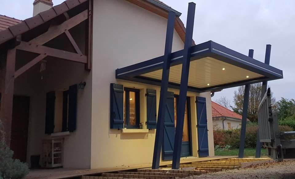 Pergola bioclimatique design installée à Serley par TRIHOME Menuiseries, en Bresse bourguignonne